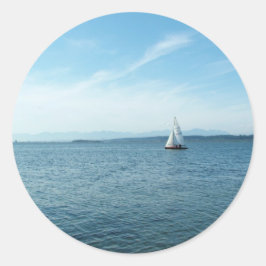zee - en zeilboot onder blauwe lucht ronde sticker