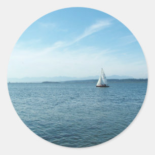 zee - en zeilboot onder blauwe lucht ronde sticker