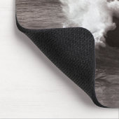 Zee golven kruipen tegen rots muismat (Hoek)