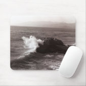 Zee golven kruipen tegen rots muismat (Met muis)
