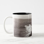 Zee golven kruipen tegen rots tweekleurige koffiemok (Links)