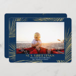 Zee Greetings Gold Palm Navy Beach Foto Feestdagenkaart<br><div class="desc">Een moderne vakantiekaart met een simpel "Beach"-bericht met de tekst "Zee Greetings" Personaliseer met uw namen en favoriete afbeelding. Als u hulp nodig hebt, neem dan contact met mij (Maria) via de contact knop hieronder of rechtstreeks op info@the52edit.com ... Blij om te helpen! Kleur Groen Afbeelding van Matt Howard op...</div>