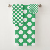 Zee Groen: Groot wit Polka Dot Pattern Bad Handdoek (Insitu)