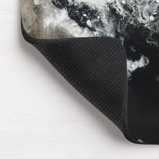 Zee ijs en sediment zichtbaar in Nunavut, Canada Muismat (Hoek)