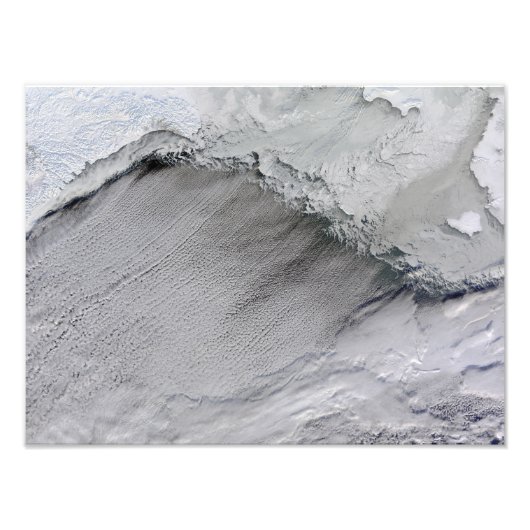 Zee-ijs en wolkenstraten in het Zee Bering Foto Afdruk (Voorkant)