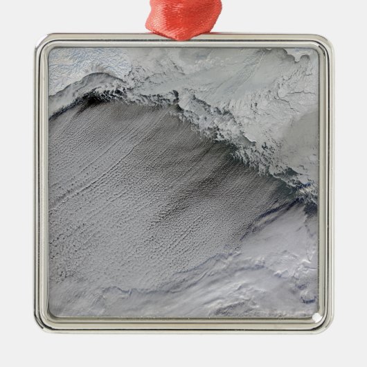 Zee-ijs en wolkenstraten in het Zee Bering Metalen Ornament (Voorkant)