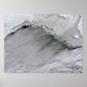 Zee-ijs en wolkenstraten in het Zee Bering Poster (Voorkant)