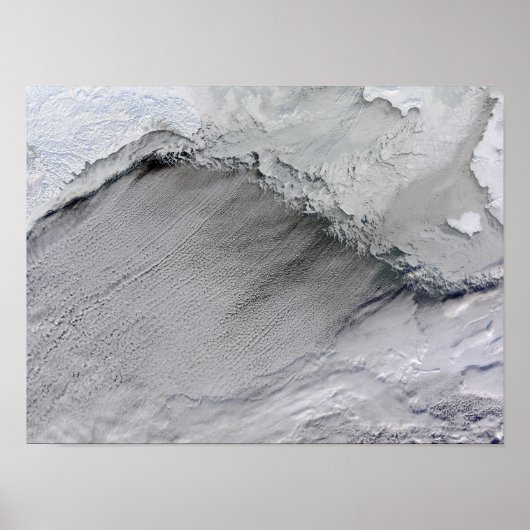 Zee-ijs en wolkenstraten in het Zee Bering Poster (Voorkant)