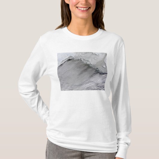 Zee-ijs en wolkenstraten in het Zee Bering T-shirt (Voorkant)