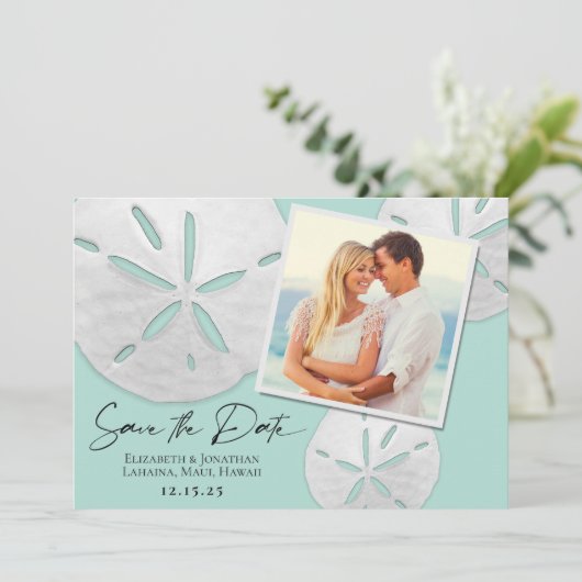 Zee met fotobetakkleurier, wit zand dollars save the date (Staand voorkant)
