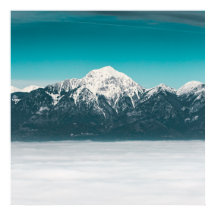 Zee mist onder de berg