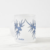 Zee naaktslak blauwe drakenillustratie matglas koffiemok (Voorkant links)