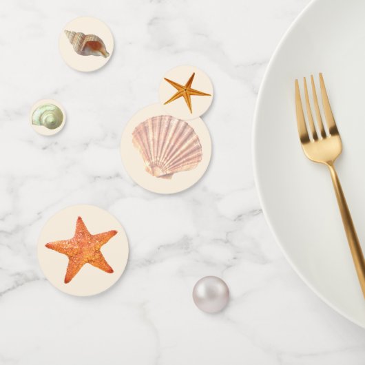 Zee oesterschalen, sterren en parels op ivoortafel confetti (Groep)