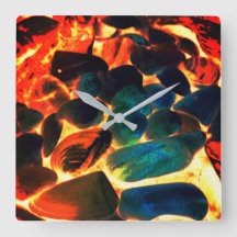 Zee oesterwand op de rode, warme vulkaanlava of op