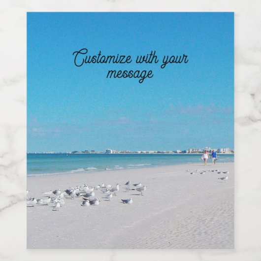 Zee op het etiket van de beach-wijn (Enkel label)