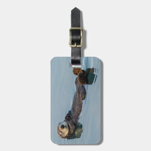 Zee otter die op de rug drijft bagagelabel (Voorkant verticaal)