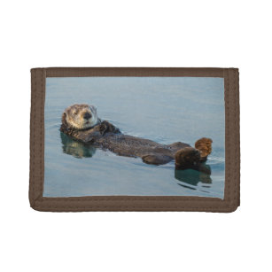Zee otter die op de rug drijft drievoud portemonnee