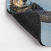 Zee otter die op de rug drijft muismat (Hoek)