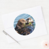 Zee Otter moeder en jongen met kelp Ronde Sticker (Envelop)