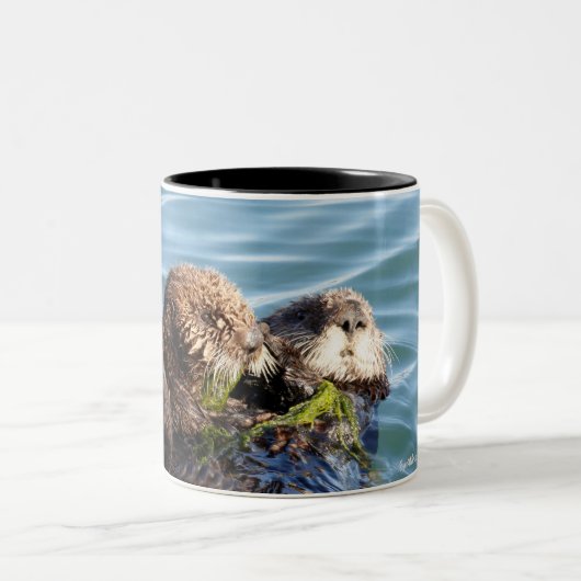 Zee Otter moeder en jongen met kelp Tweekleurige Koffiemok (Voorkant rechts)