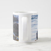 Zee otter omwikkeld in kelp grote koffiekop (Achterkant)