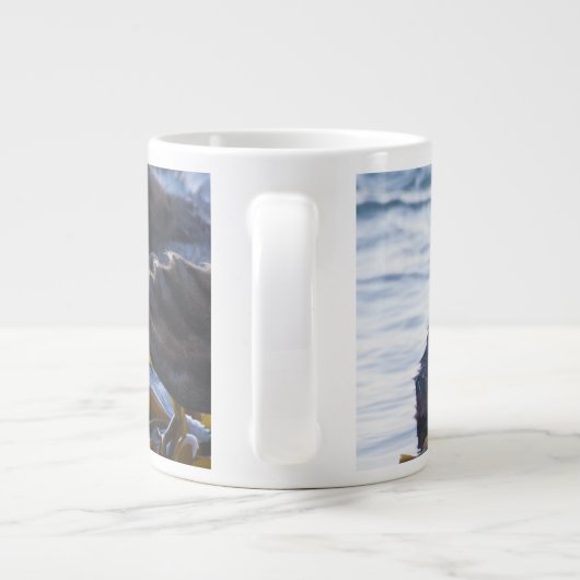 Zee otter omwikkeld in kelp grote koffiekop (Achterkant)