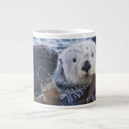 Zee otter omwikkeld in kelp grote koffiekop (Voorkant)