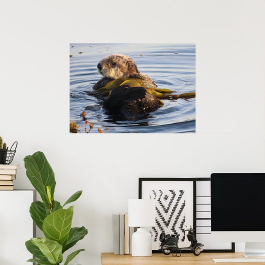 Zee Otter verpakt in Kelp Poster (Thuiskantoor)