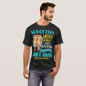 Zee Otters houden handen vast wanneer ze slapen T-shirt (Voorkant volledig)
