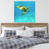 Zee Scheerschildpad zwemt in turkooizen oceaanwate Canvas Afdruk (Insitu (Slaapkamer))