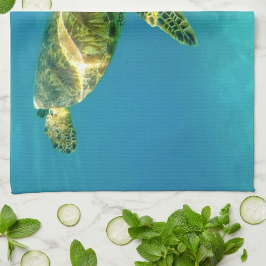 Zee Scheerschildpad zwemt in turkooizen oceaanwate Theedoek (Gevouwen)