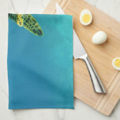 Zee Scheerschildpad zwemt in turkooizen oceaanwate Theedoek (Quarter Fold)