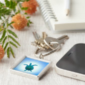 Zee schildpad zwemt onderwater sleutelhanger (Zijkant)