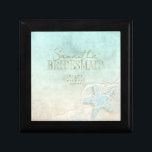 Zee Schuim Beach Wedding Starfish Ieder lid ID837 Cadeaudoosje<br><div class="desc">Een textuur van de waterverf in de zachte schoppen van zee en zand is de achtergrond voor mariene elementen zoals zeesterkreeft en schelpen die met zee schuim worden versterkt om de stukken van deze trouwsuite te creëer. De trouwcadeaudoos die hier wordt getoond, bevat alle bovenstaande zeester en een sjabloon om...</div>