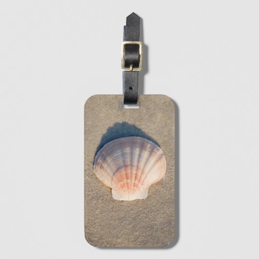 Zee Shell dat op zandstrand wetend Bagagelabel (Voorkant (verticaal))