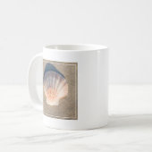 Zee Shell dat op zandstrand wetend Koffiemok (Voorkant links)