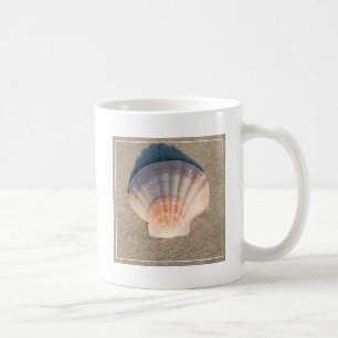 Zee Shell dat op zandstrand wetend Koffiemok