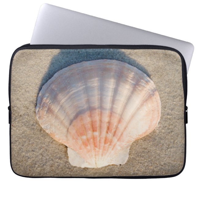 Zee Shell dat op zandstrand wetend Laptop Sleeve (Voorkant)