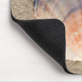 Zee Shell dat op zandstrand wetend Muismat (Hoek)