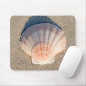 Zee Shell dat op zandstrand wetend Muismat (Met muis)