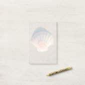 Zee Shell dat op zandstrand wetend Post-it® Notes (Op bureau)