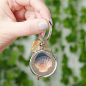 Zee Shell dat op zandstrand wetend Sleutelhanger (Hand)