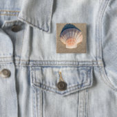 Zee Shell dat op zandstrand wetend Vierkante Button 5,1 Cm (In situ)