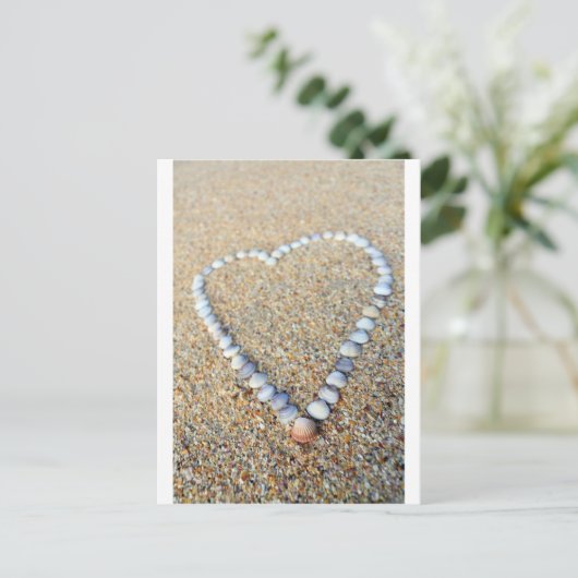Zee shell houdt van hart op zandig strand briefkaart (Staand voorkant)