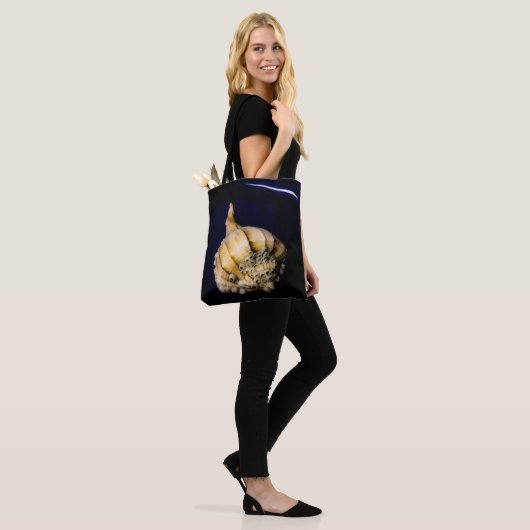 Zee Slak Shell met Barnacles Tote Bag (Op model)
