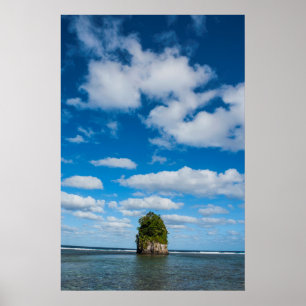 Zee stapel omringd door oceaan poster