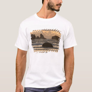Zee stapels op het strand bij Bandon, Oregon T-shirt