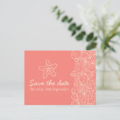 Zee sterren en zwenken koraal & crème op de datumk aankondigingskaart (Staand voorkant)