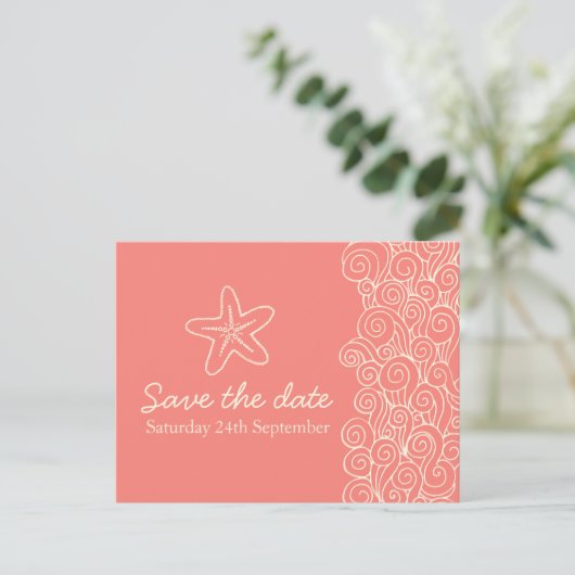 Zee sterren en zwenken koraal & crème op de datumk aankondigingskaart (Staand voorkant)