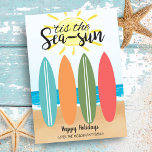 Zee Sun TropicalBeach Surfboard Kustkerst Feestdagenkaart<br><div class="desc">Op de tropische en aan de kust geïnspireerde kerstkaart staat een rij surfplanken op het strand met de oceaan en de zon op de achtergrond en een "Dit is het Zee-Zon"-groet. U kunt de naam en de groet bij de bodem van de kaart personaliseren. Oorspronkelijk kunstwerk KL Stock.</div>